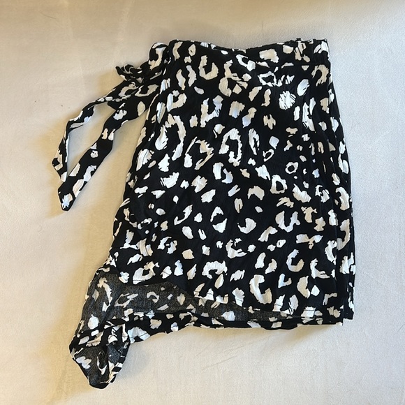 Lulu’s Cheetah print shorts (L) - Picture 5 of 13